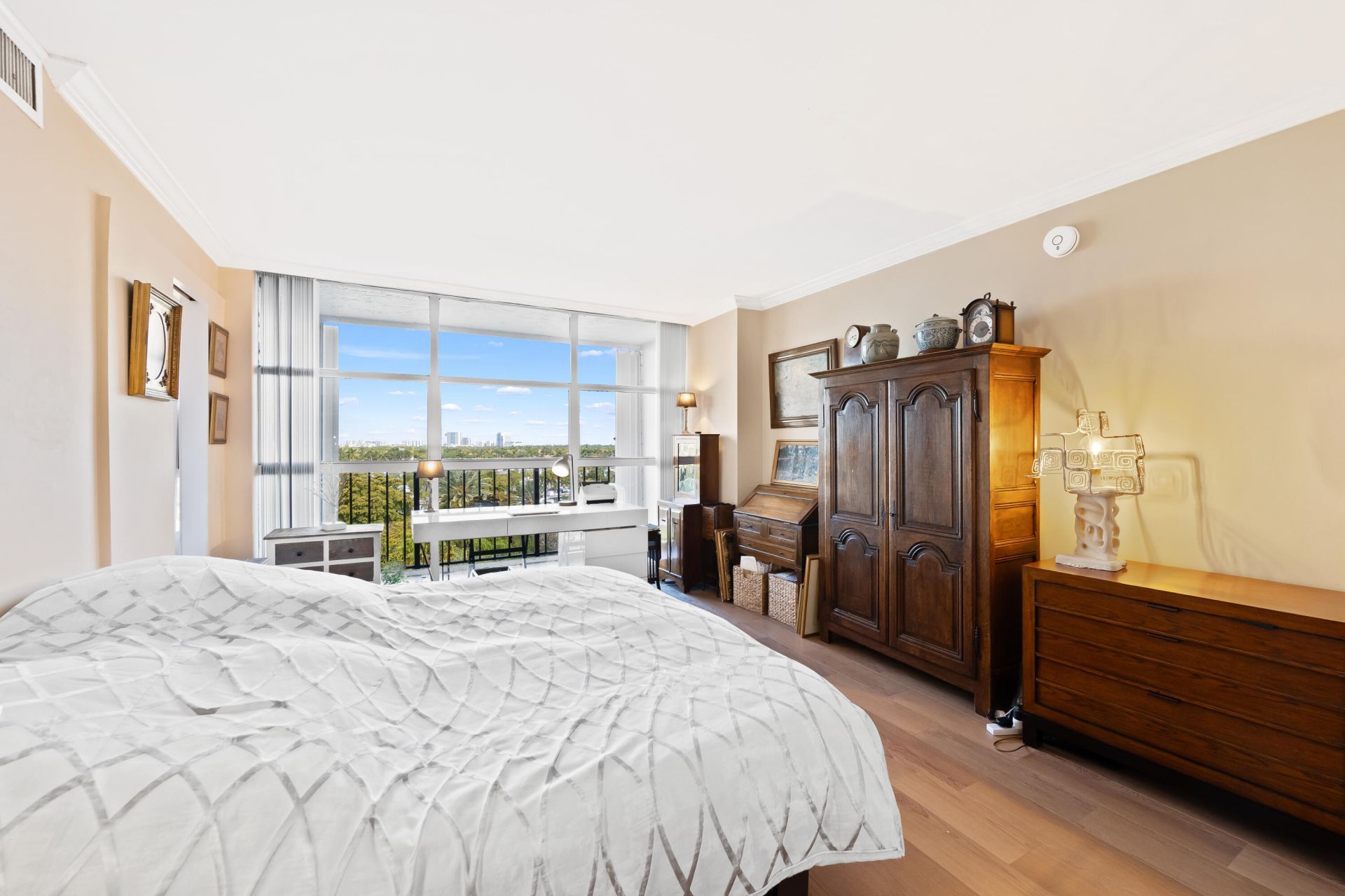 600 Parkview Drive, Unit 823, Hallandale Beach, FL 33009 Photo