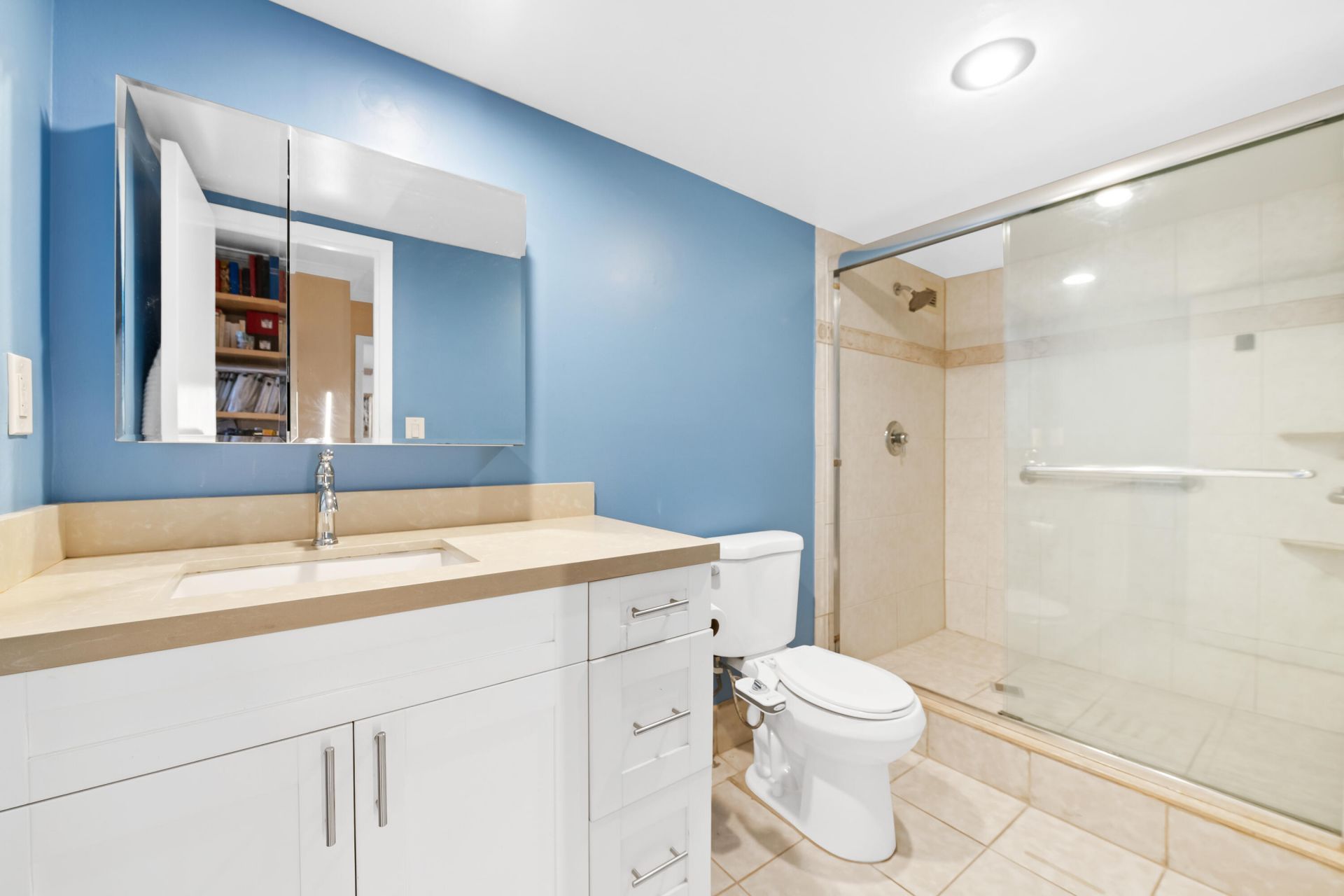 600 Parkview Drive, Unit 823, Hallandale Beach, FL 33009 Photo