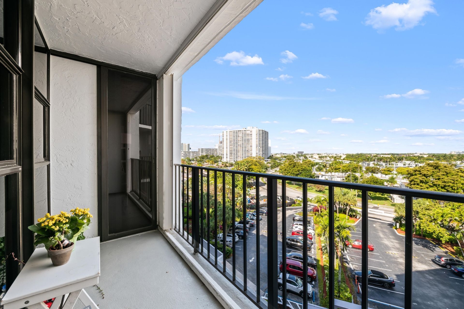 600 Parkview Drive, Unit 823, Hallandale Beach, FL 33009 Photo