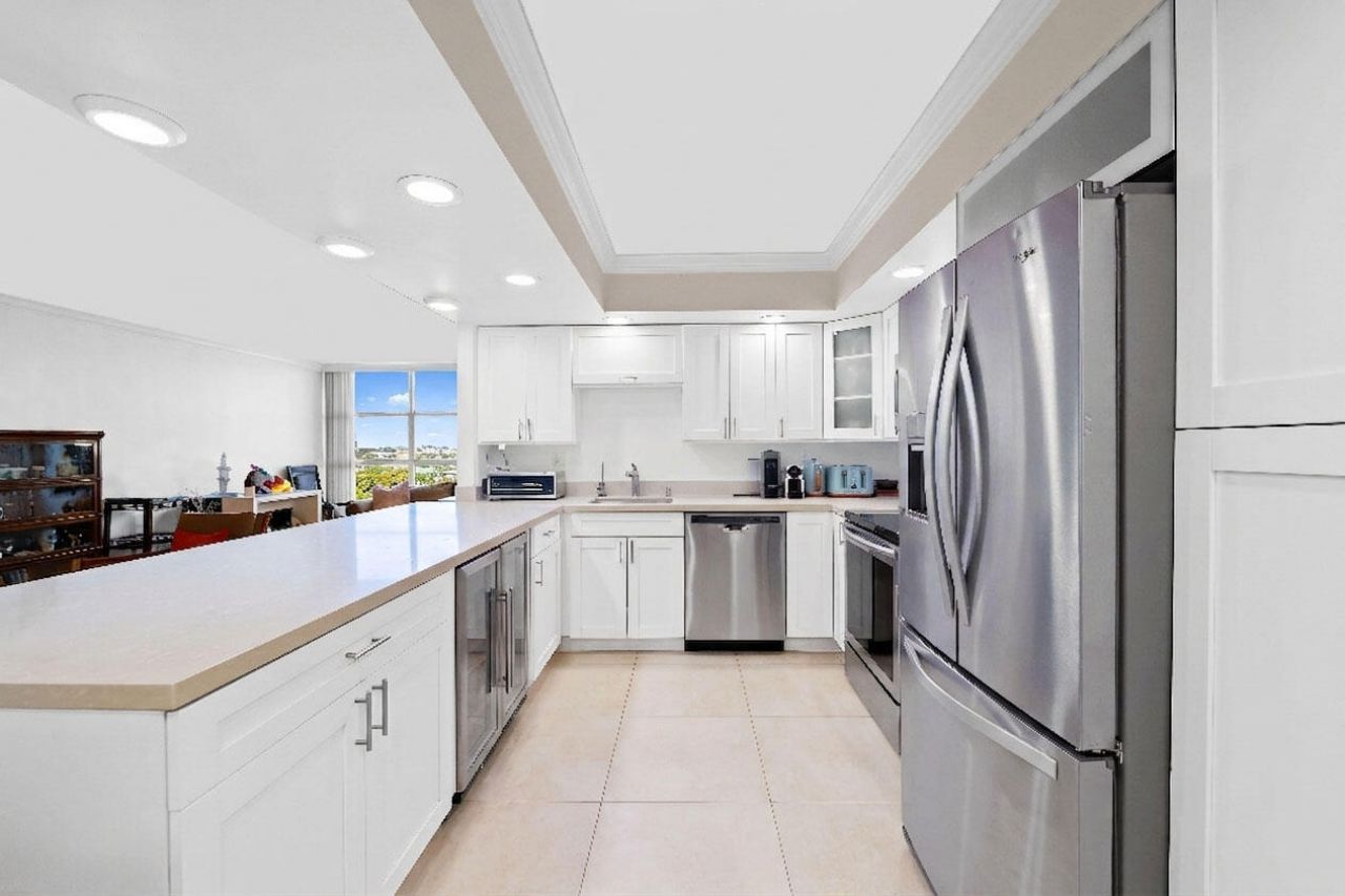 600 Parkview Drive, Unit 823, Hallandale Beach, FL 33009 Photo