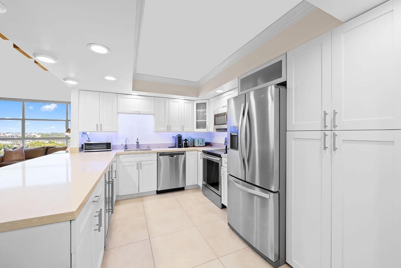 600 Parkview Drive, Unit 823, Hallandale Beach, FL 33009 Photo