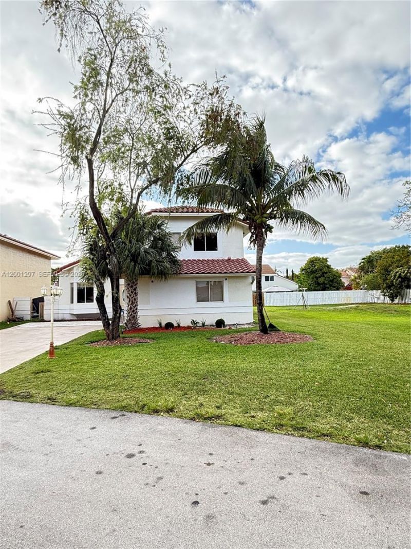 18318 NW 61st Ct, Hialeah, FL 33015 Photo