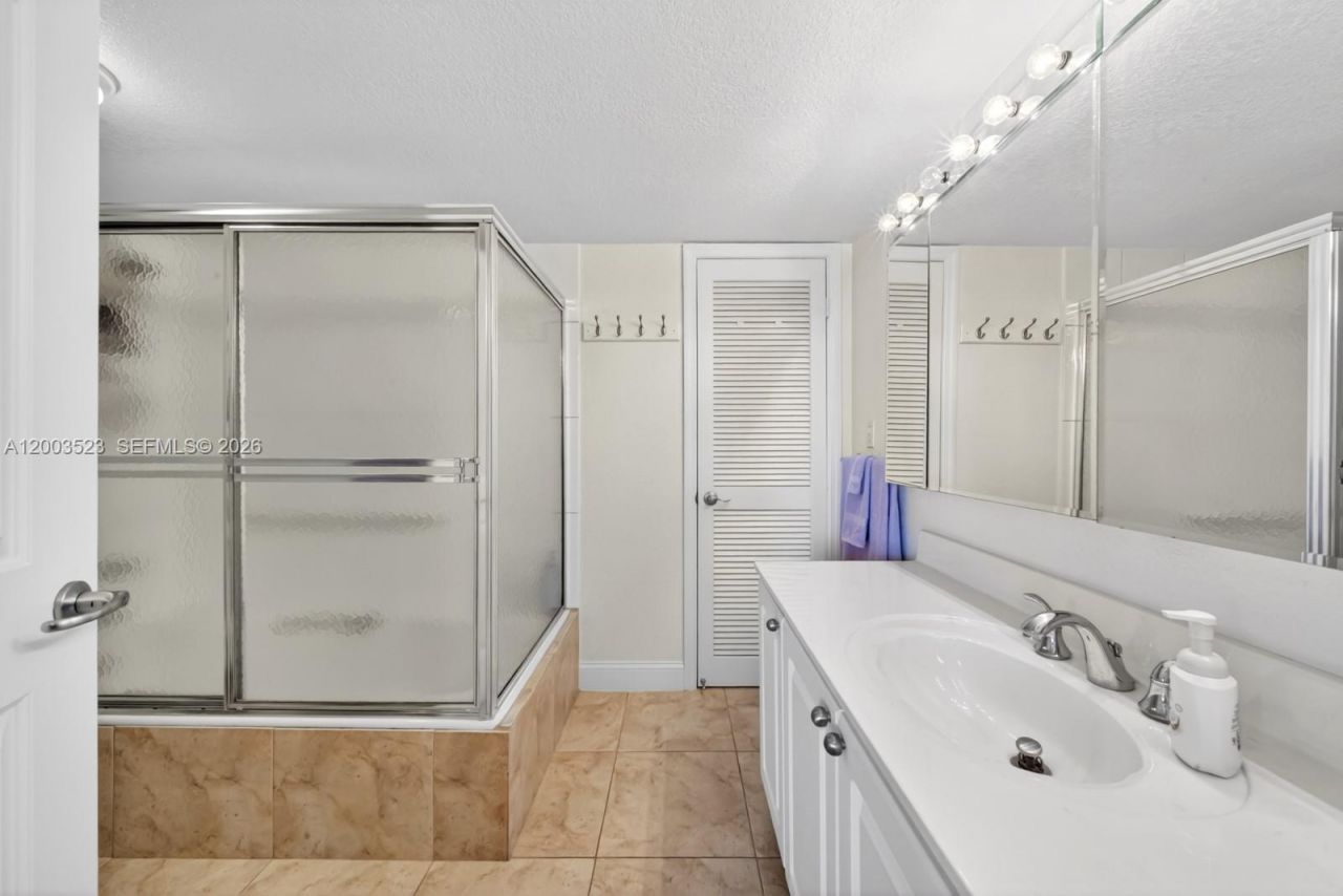 6423 Collins Ave , Unit 1204, Miami Beach, FL 33141 Photo