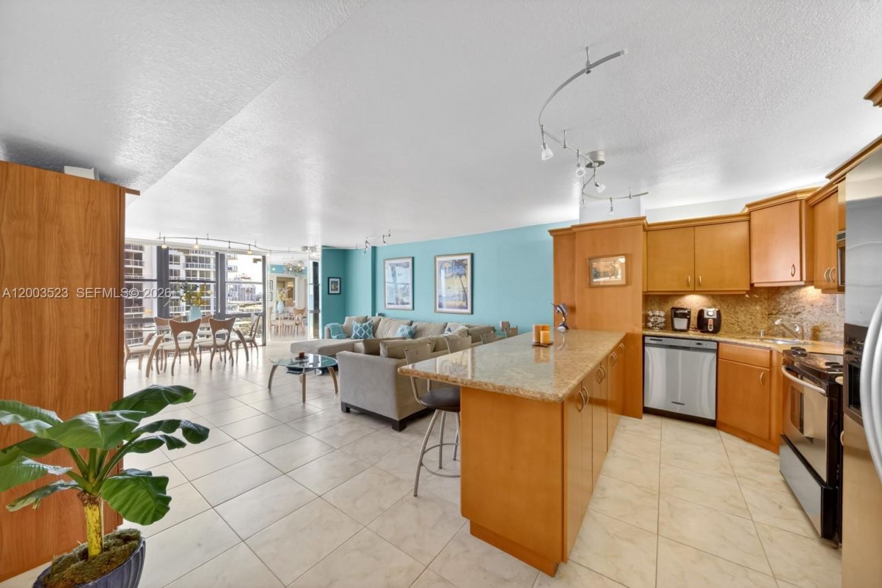 6423 Collins Ave , Unit 1204, Miami Beach, FL 33141 Photo