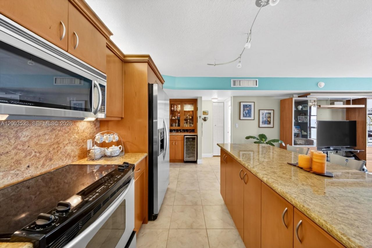 6423 Collins Ave , Unit 1204, Miami Beach, FL 33141 Photo