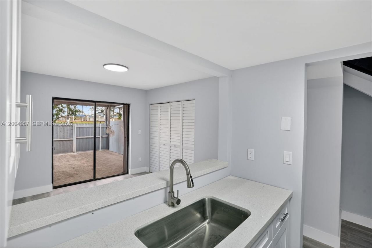 2276 W 56th St , Unit 109, Hialeah, FL 33016 Photo