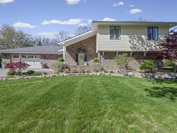 8908 Sarah Lane, Grosse Ile, MI 48138