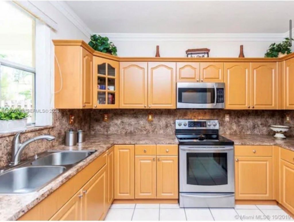 8135 NW 198th Ter , Hialeah, FL 33015 Photo