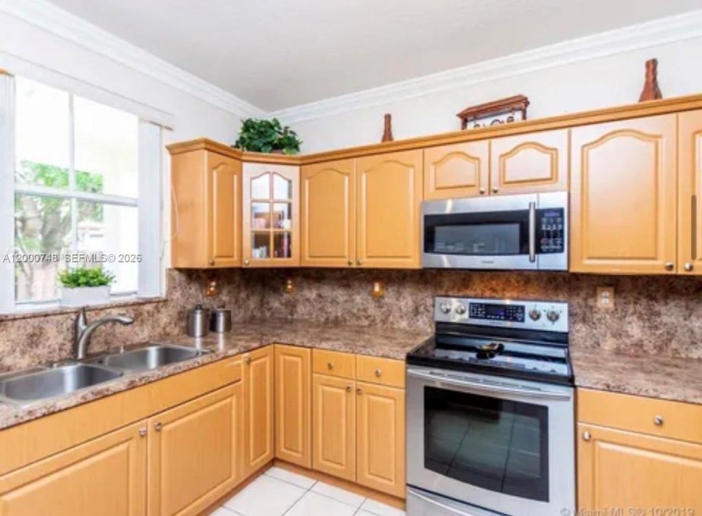 8135 NW 198th Ter , Hialeah, FL 33015 Photo