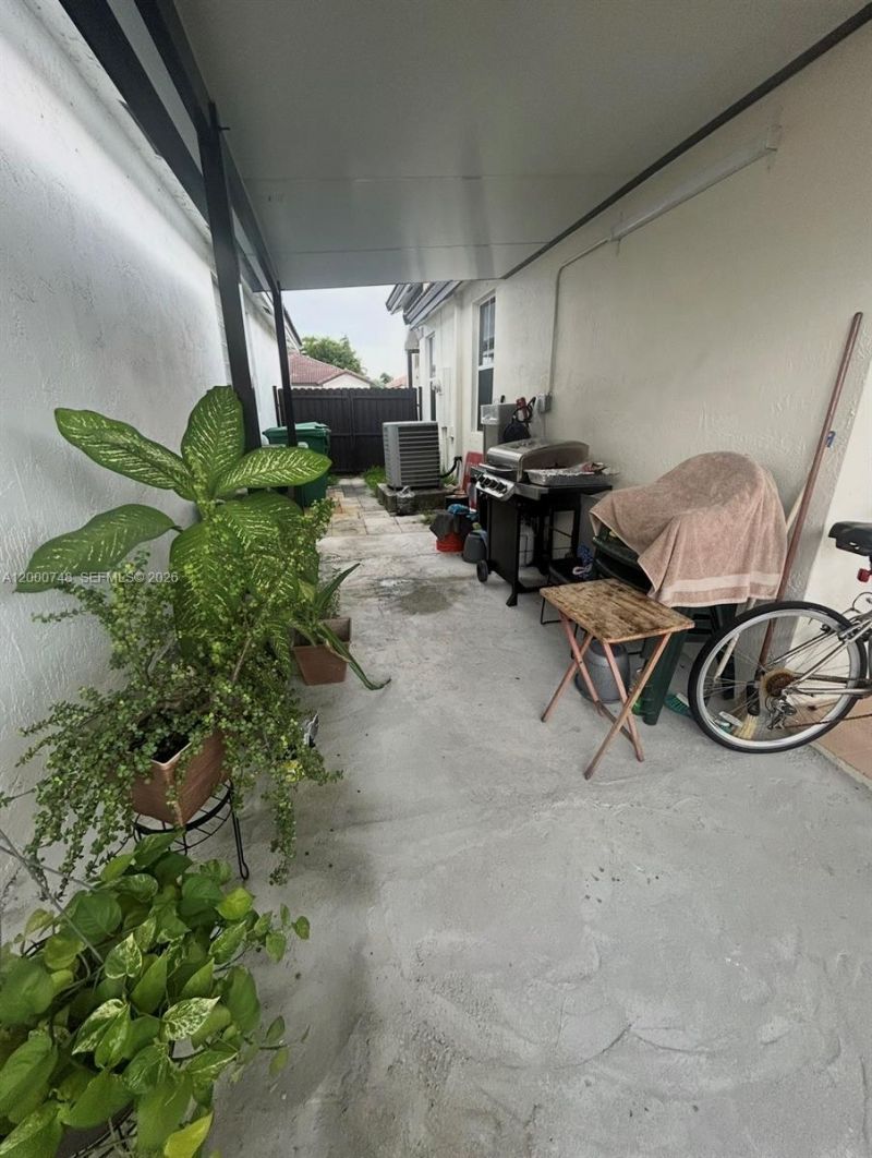 8135 NW 198th Ter , Hialeah, FL 33015 Photo