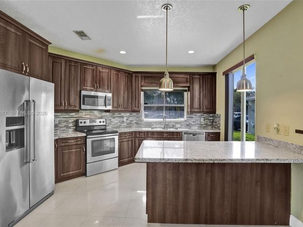 245 NW 207th Ter , Pembroke Pines, FL 33029