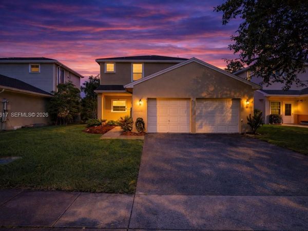 245 NW 207th Ter , Pembroke Pines, FL 33029