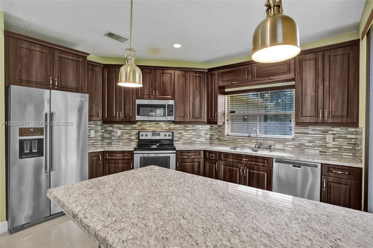 245 NW 207th Ter , Pembroke Pines, FL 33029 Photo