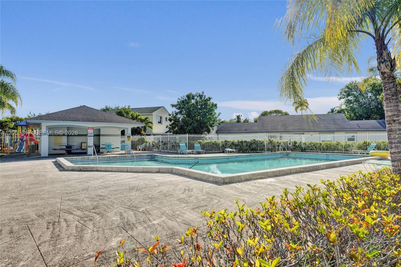 245 NW 207th Ter , Pembroke Pines, FL 33029 Photo