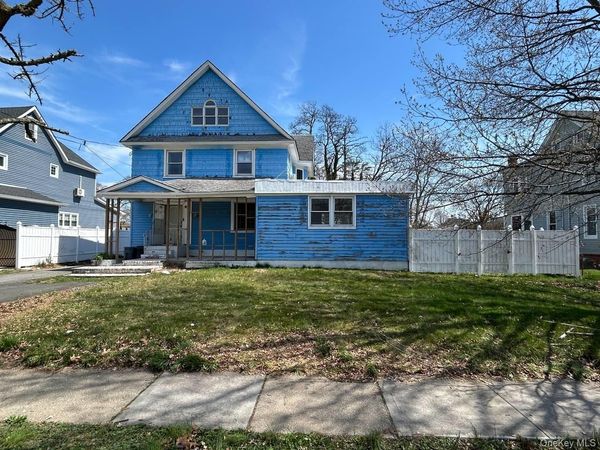 31 East Avenue , Freeport, NY 11520