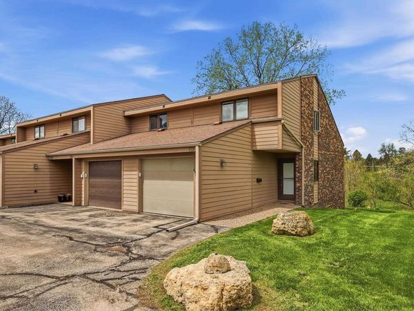 827 Stone Ridge Place, Dubuque, IA 52001