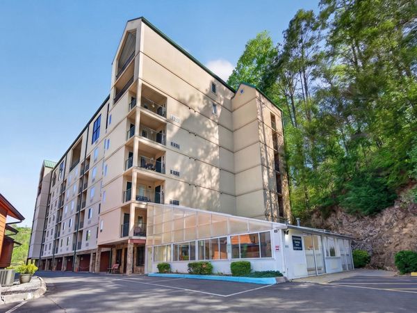 413 Baskins Creek Road, Gatlinburg, TN 37738