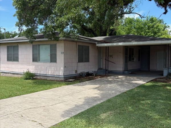 318 W Ascension St, Gonzales, LA 70737