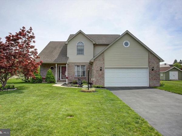 1090 BELAIR DRIVE, CHAMBERSBURG, PA 17202