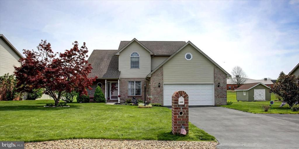 1090 BELAIR DRIVE, CHAMBERSBURG, PA 17202