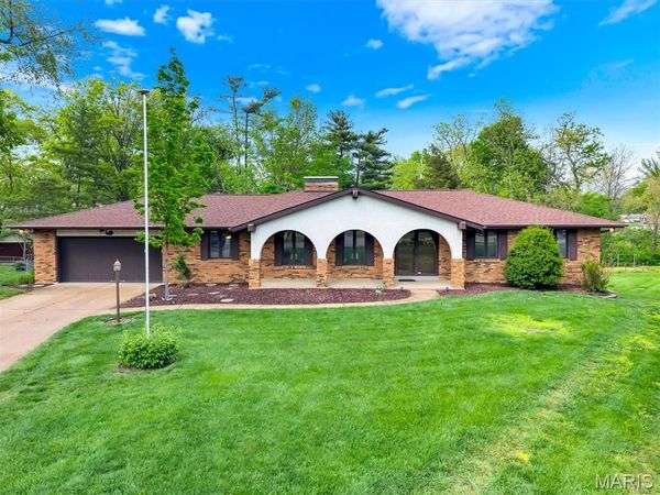 10001 Kalinda Lane, Sunset Hills, MO 63128