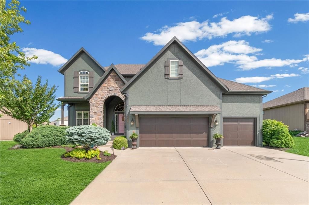 6484 N Whitetail Way, Parkville, MO 64152 Main Photo