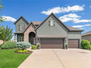 6484 N Whitetail Way, Parkville, MO 64152