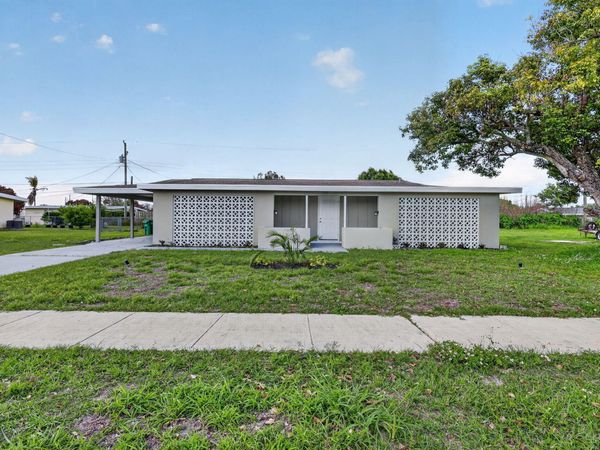 157 SE Calmoso Drive, Port St. Lucie, FL 34983