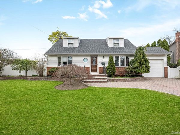 43 W Oak Street , Farmingdale, NY 11735