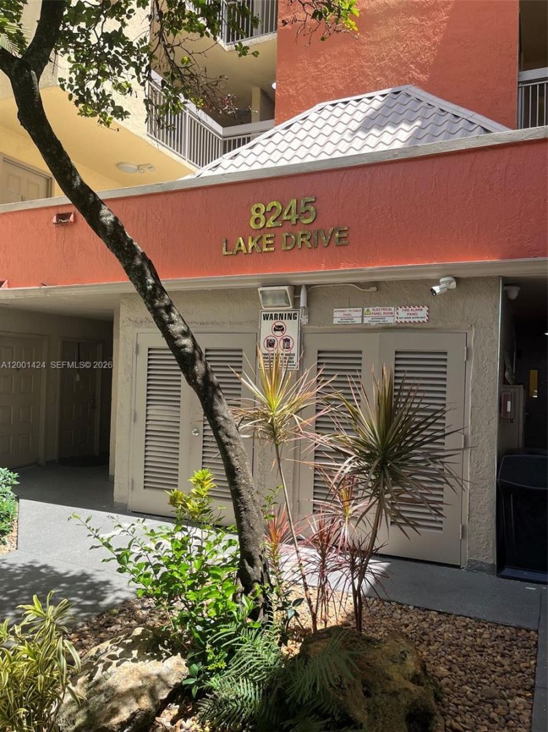 8245 Lake Dr, Unit 301, Doral, FL 33166 Photo
