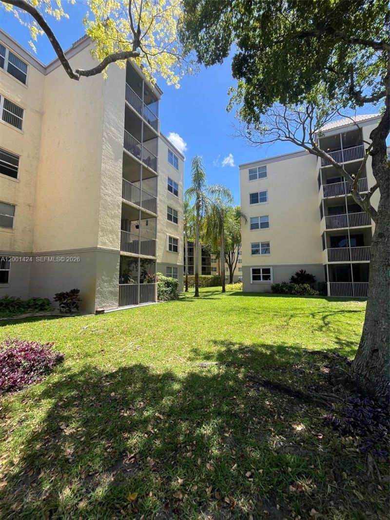 8245 Lake Dr, Unit 301, Doral, FL 33166 Photo
