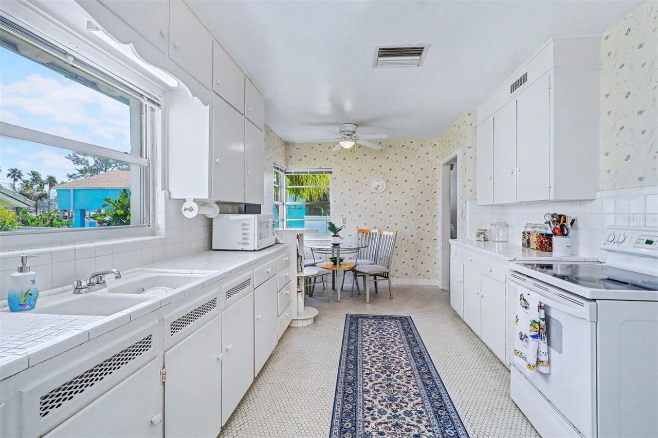 18206 Sunset Boulevard, Redington Shores, FL 33708 Photo