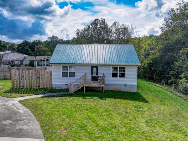 810 Harvest Meadows Drive, Kodak, TN 37764