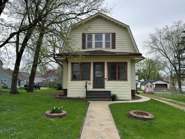 815 11th Street , Dewitt, IA 52472