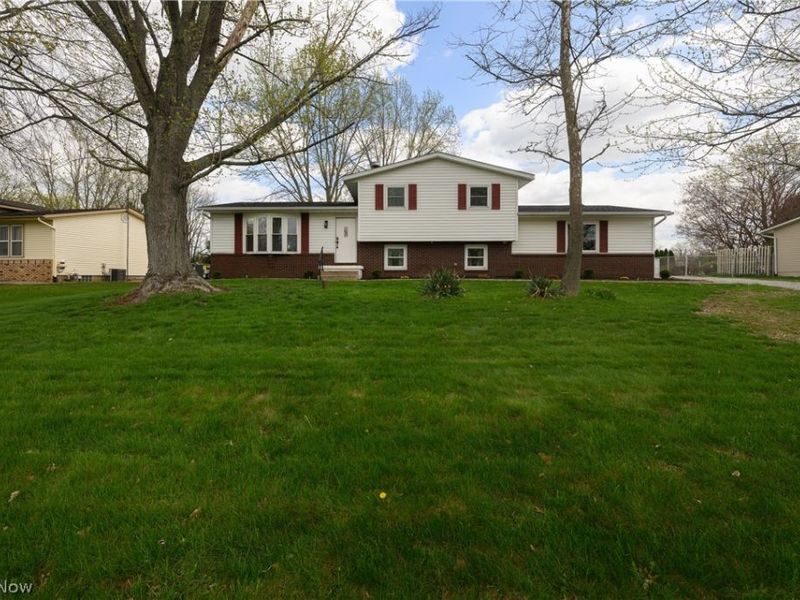 11490 Peach Glen Avenue NW, Uniontown, OH 44685 Photo 1