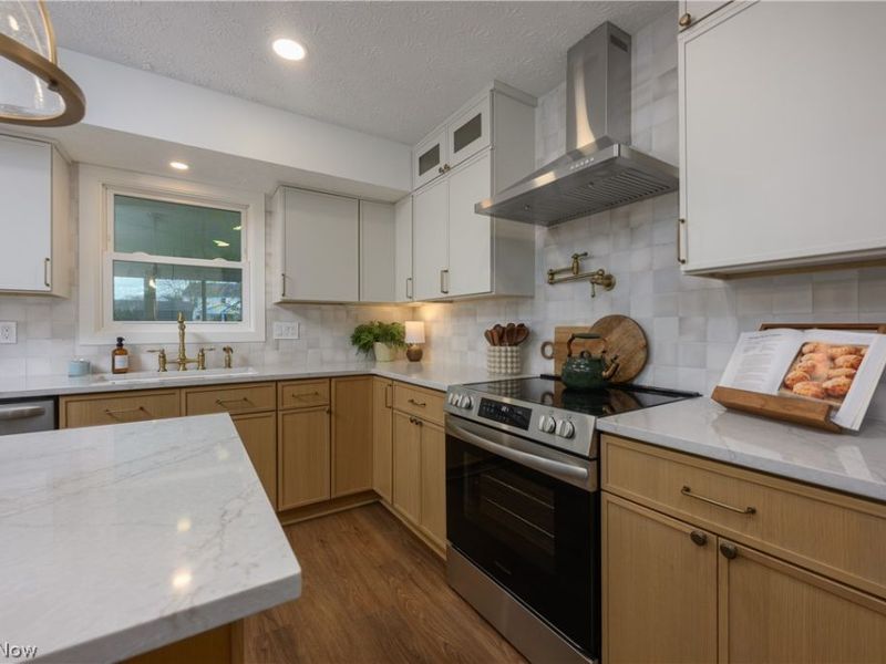 11490 Peach Glen Avenue NW, Uniontown, OH 44685 Photo 3