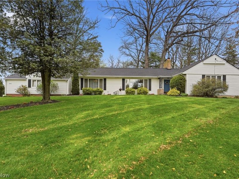 905 Mohawk Trail SW, Hartville, OH 44632 Photo 1