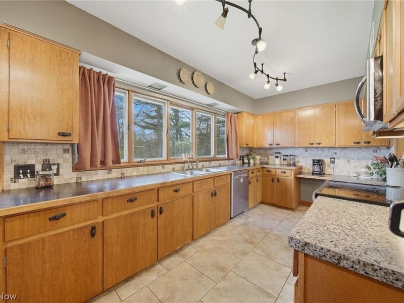 905 Mohawk Trail SW, Hartville, OH 44632 Photo 13