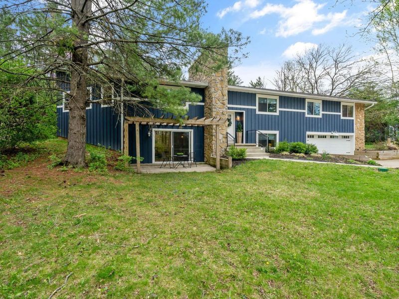 7402 Riverside Drive, Dublin, OH 43016 Photo 2