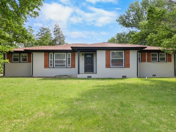 10 Lexington Dr , Clarksville, TN 37042