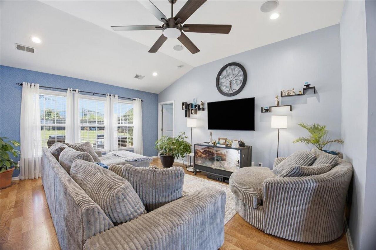 8009 Henderson Road Photo 12