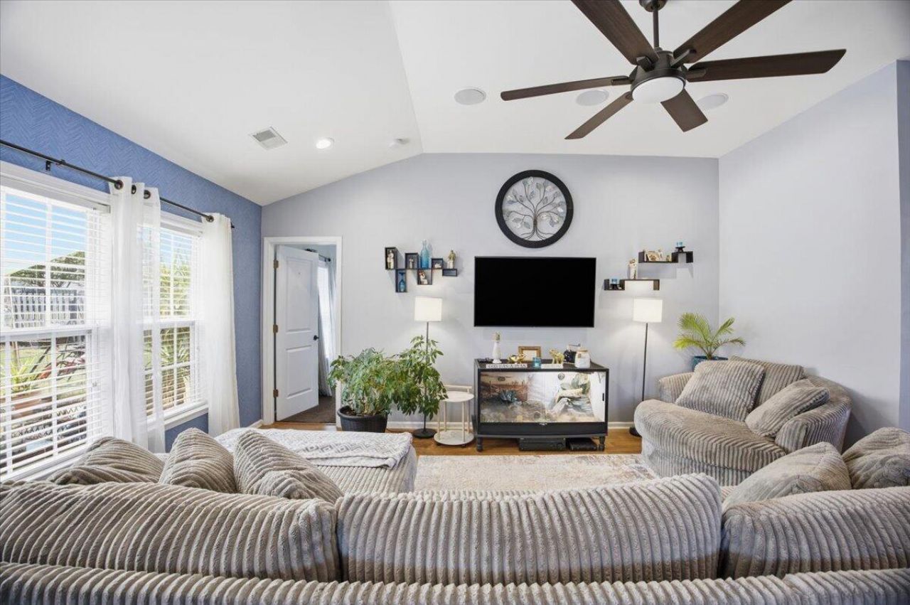 8009 Henderson Road Photo 14