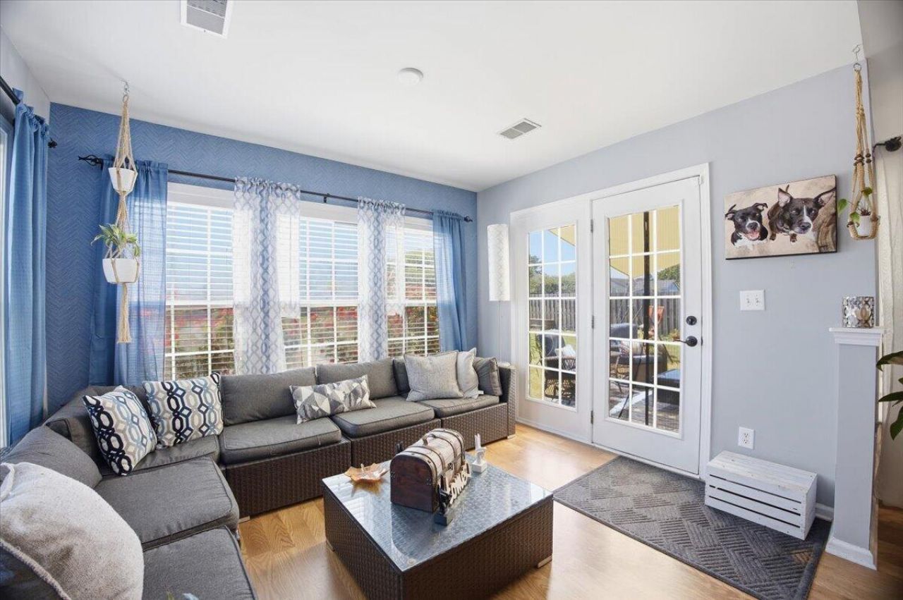 8009 Henderson Road Photo 18