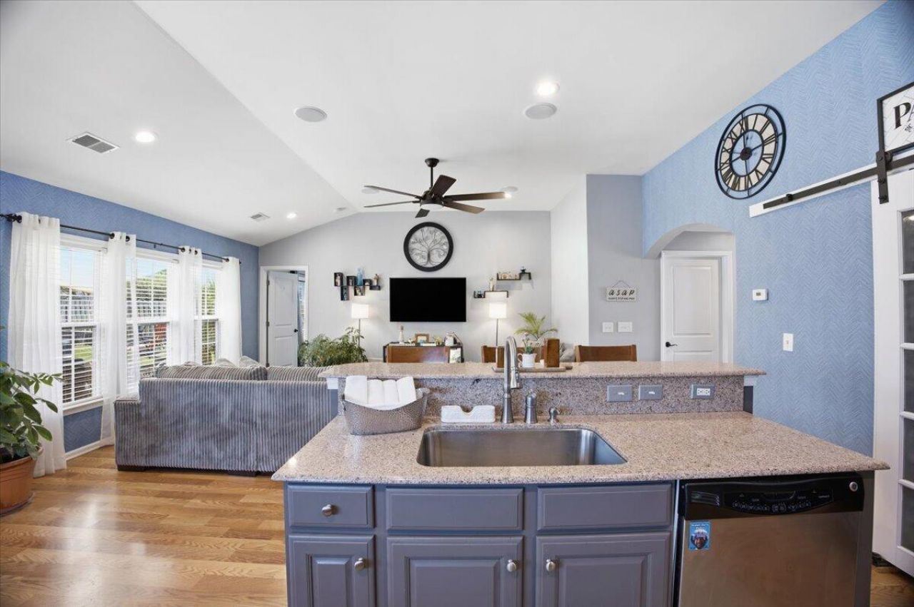 8009 Henderson Road Photo 21