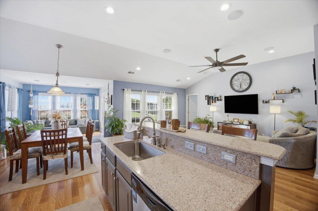 8009 Henderson Road Photo 23