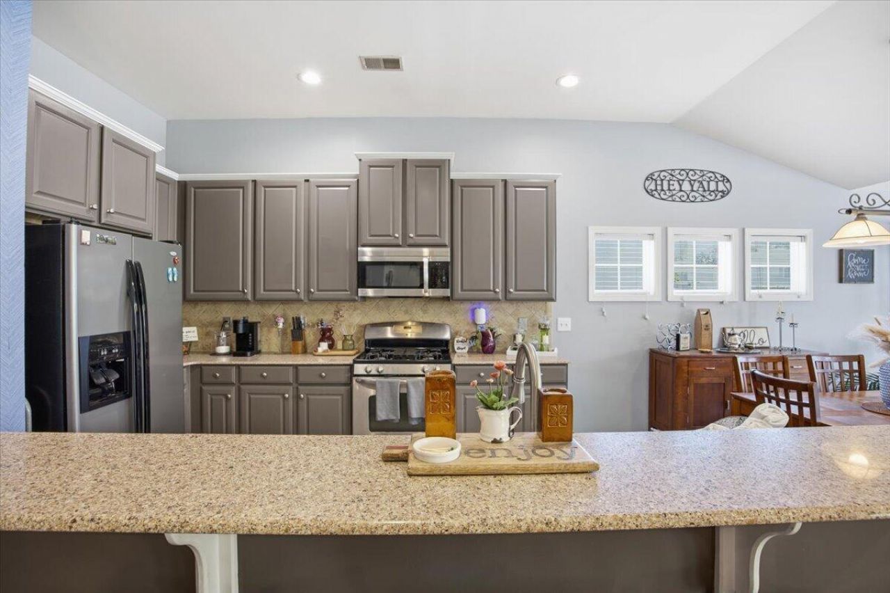 8009 Henderson Road Photo 24