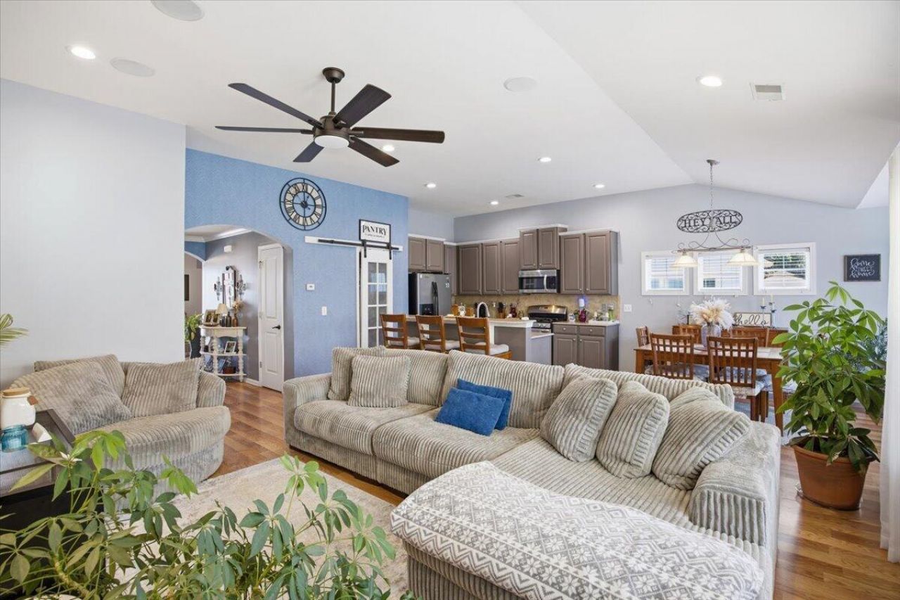 8009 Henderson Road Photo 25