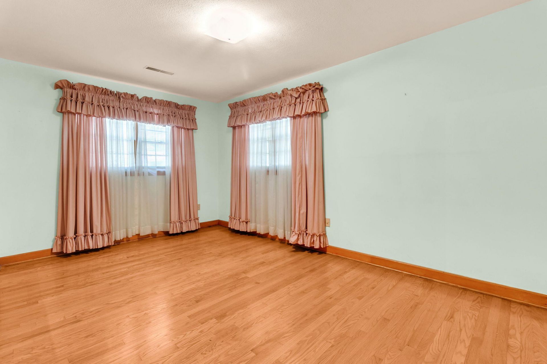 1223 Winston Street Photo 13