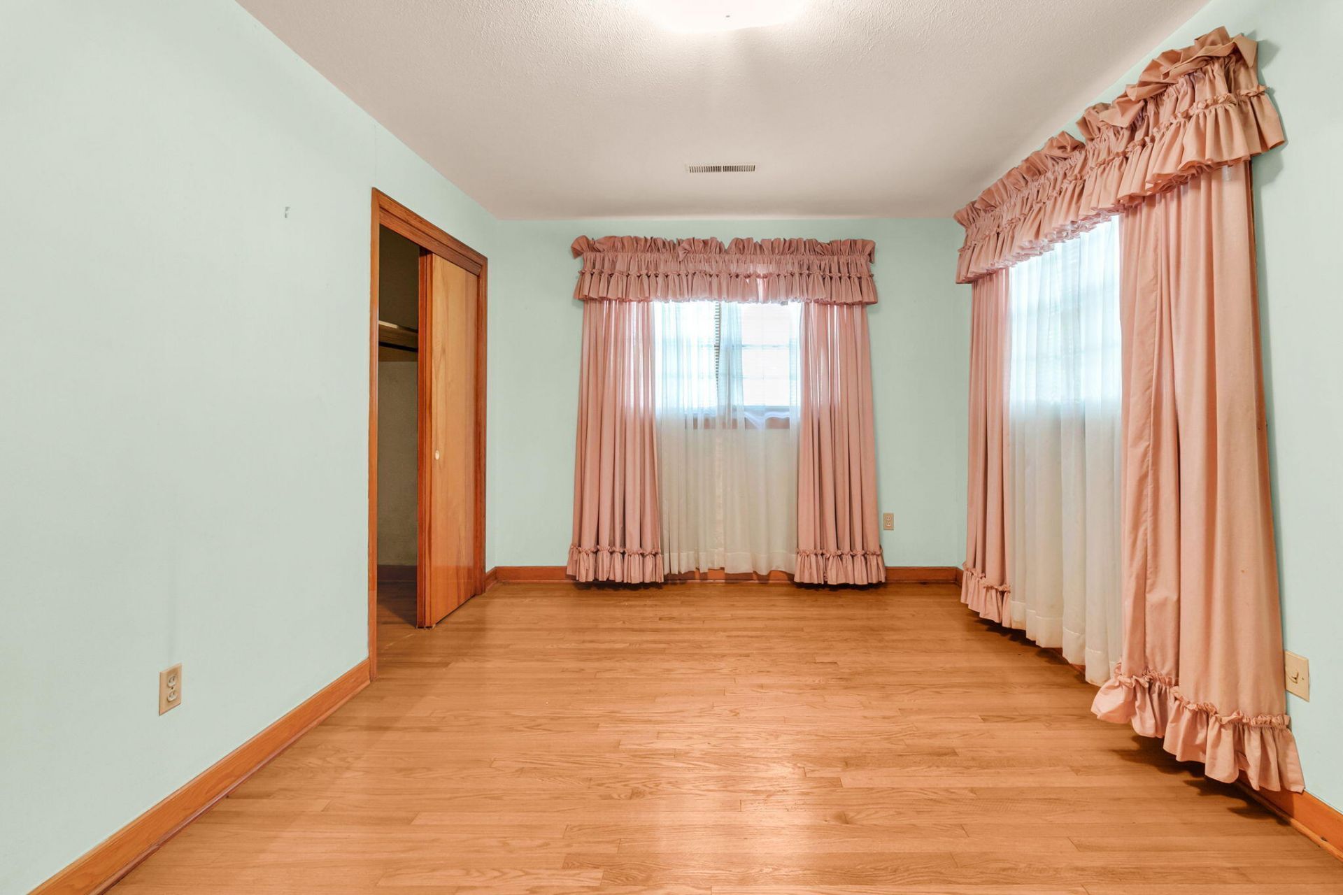 1223 Winston Street Photo 14