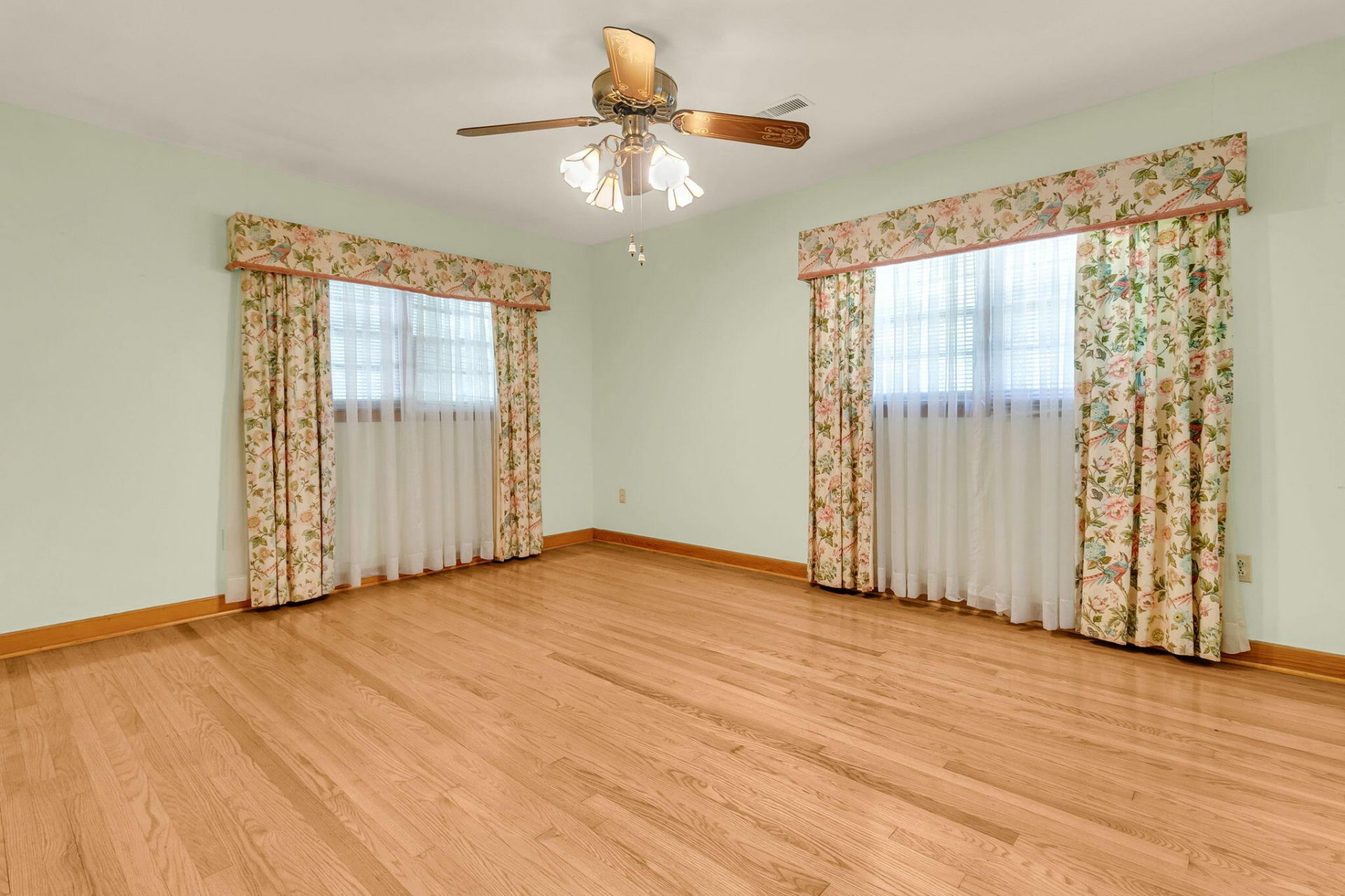 1223 Winston Street Photo 15